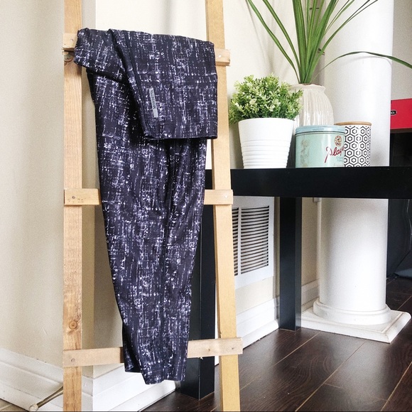 Patterned Athletic 3/4 Leggings - Picture 1 of 10